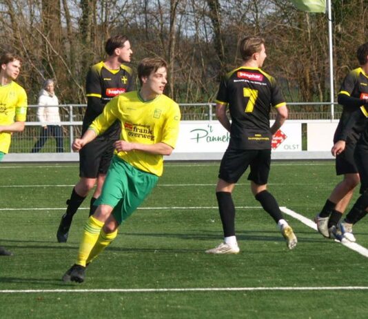 Koploper Overwetering verliest van SV Raalte Sportclub Overwetering - SV Raalte | foto: Gerrit Krijt