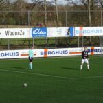 Schalkhaar - KCVO | Mike Berg neemt de aanloop en schiet de bal in de verre kruising: 1-0