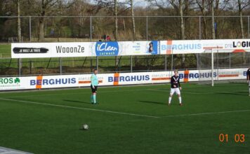 Schalkhaar - KCVO | Mike Berg neemt de aanloop en schiet de bal in de verre kruising: 1-0