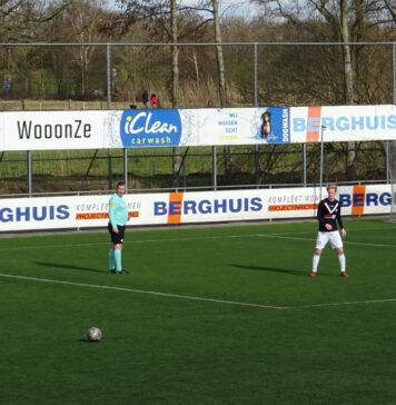 Schalkhaar - KCVO | Mike Berg neemt de aanloop en schiet de bal in de verre kruising: 1-0