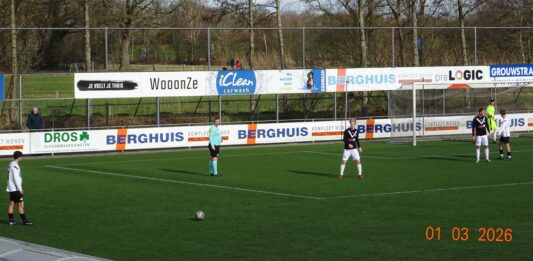 SV Schalkhaar overtuigend tegen KCVO Schalkhaar - KCVO | Mike Berg neemt de aanloop en schiet de bal in de verre kruising: 1-0