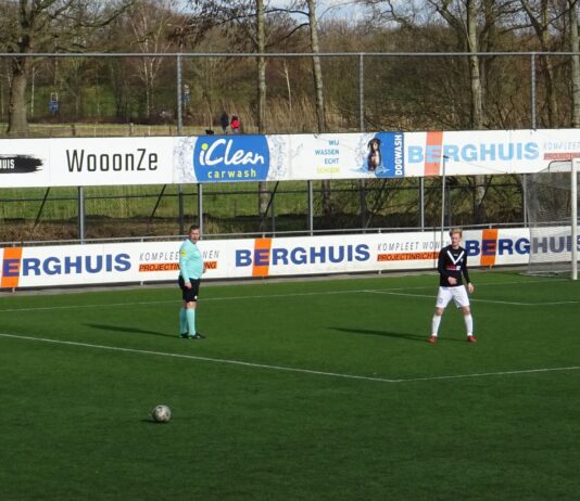 Schalkhaar - KCVO | Mike Berg neemt de aanloop en schiet de bal in de verre kruising: 1-0