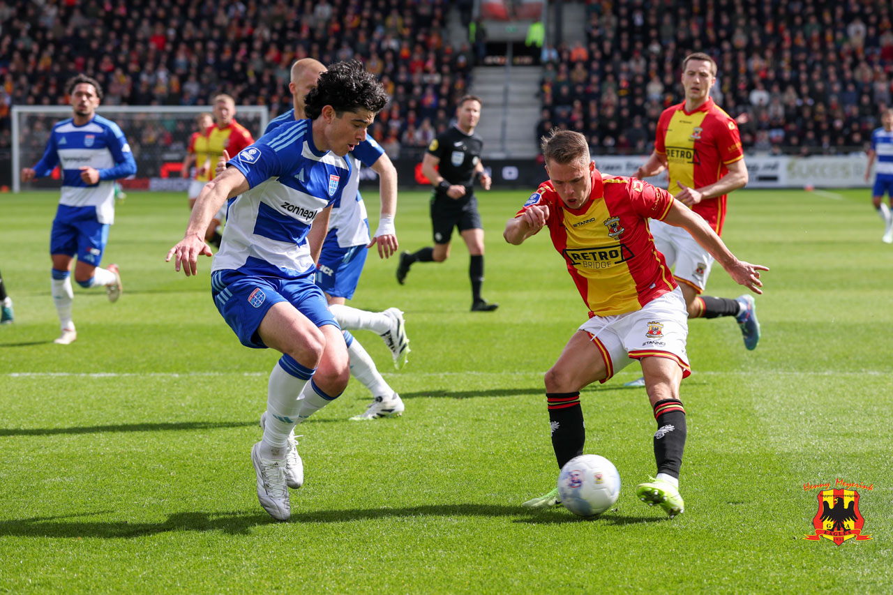 Suray geconcentreerd - IJselderby 05-04-2026 - Go Ahead Eagles vs. PEC Zwolle - Foto Henny Meyerink