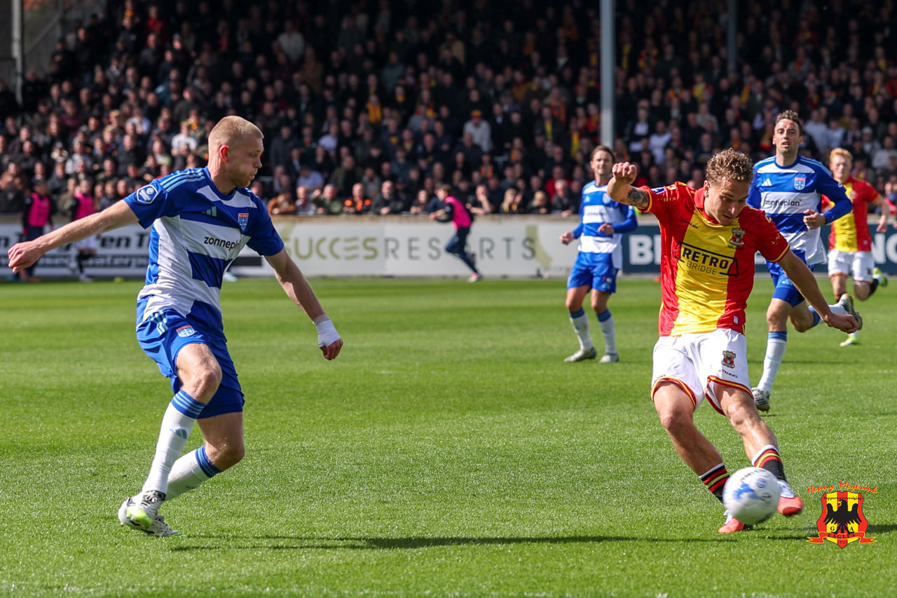 Adelgaard vuurt raak Adelgaard - IJselderby 05-04-2026 - Go Ahead Eagles vs. PEC Zwolle - Foto Henny Meyerink