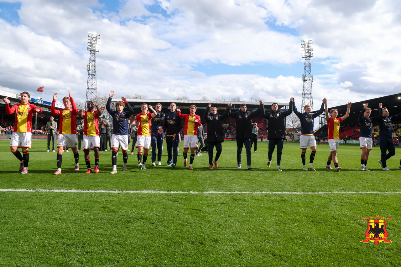 Dolgelukkige selectie na de winst in de IJselderby 05-04-2026 - Go Ahead Eagles vs. PEC Zwolle - Foto Henny Meyerink