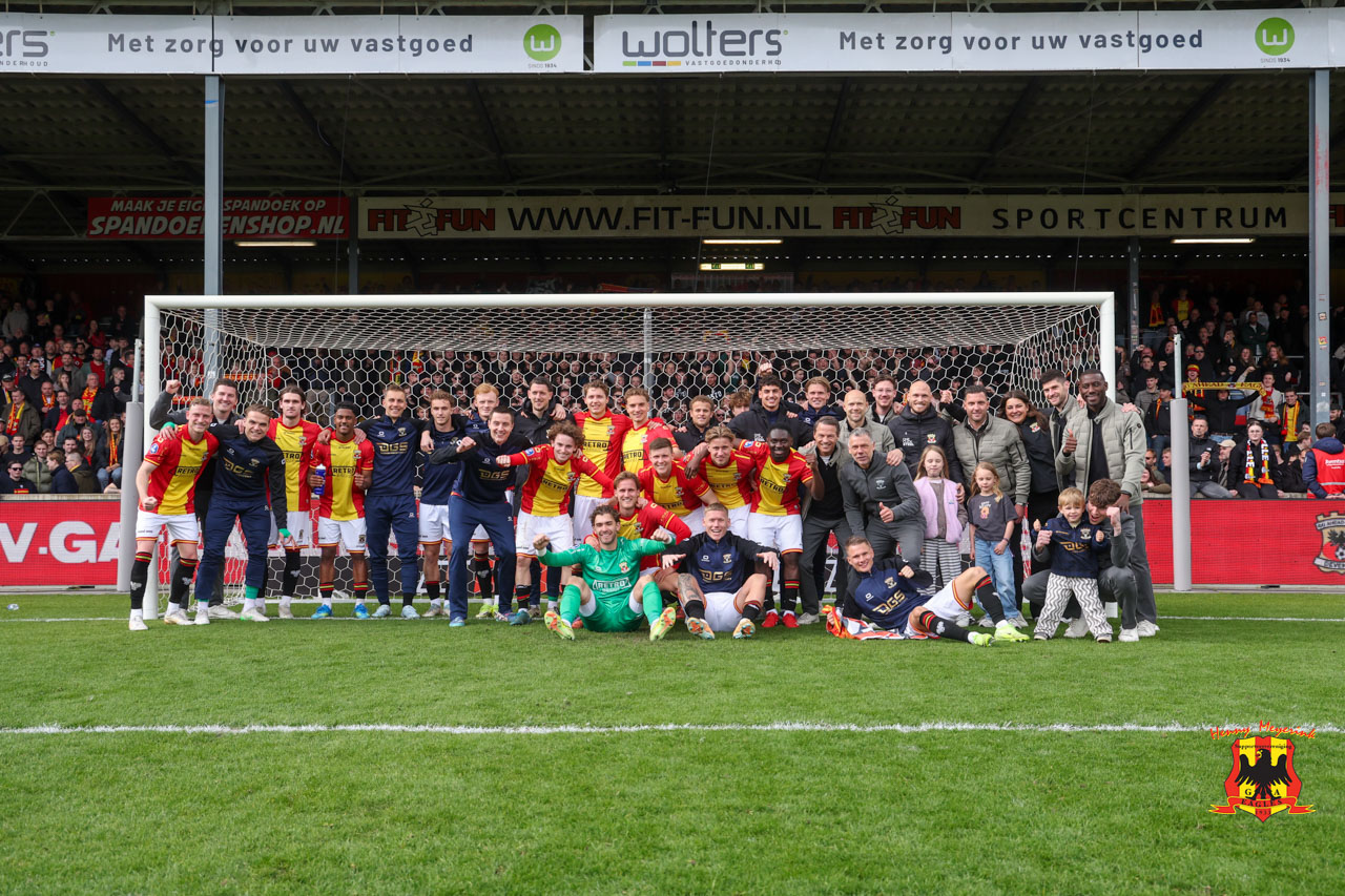 Dolgelukkige selectie na de winst in de IJselderby 05-04-2026 - Go Ahead Eagles vs. PEC Zwolle - Foto Henny Meyerink