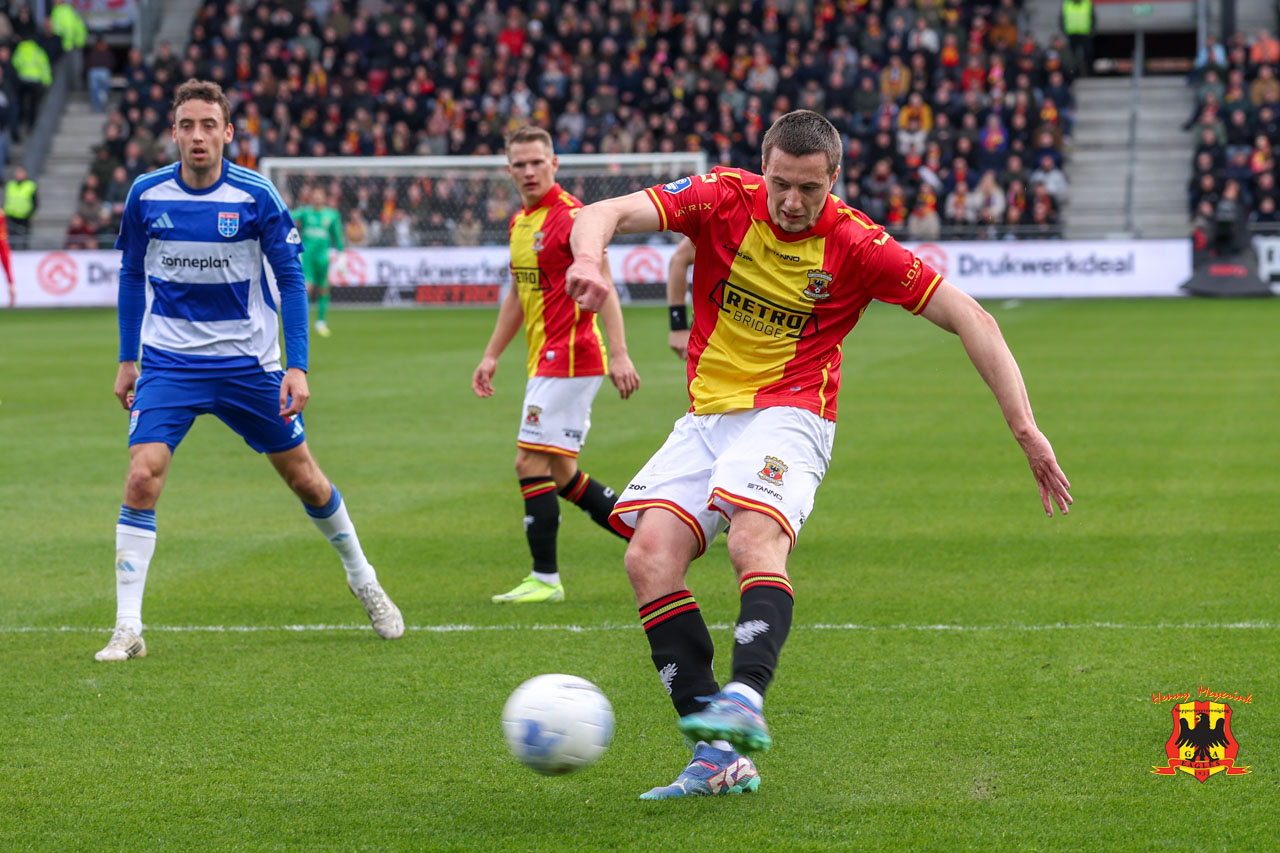 Sigurdarson zoekt de korte hoek - IJselderby 05-04-2026 - Go Ahead Eagles vs. PEC Zwolle - Foto Henny Meyerink
