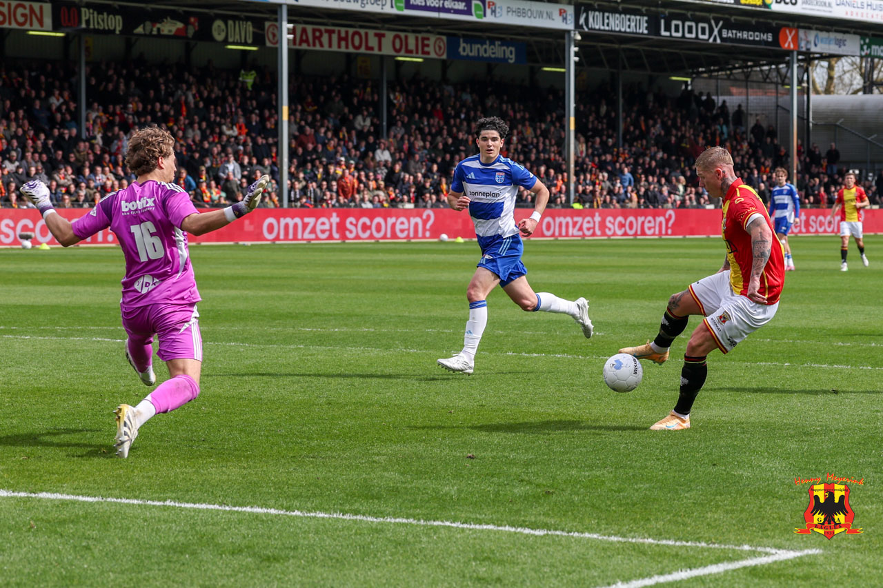 Victor Edvardsen omspeelt doelman - IJselderby 05-04-2026 - Go Ahead Eagles vs. PEC Zwolle - Foto Henny Meyerink