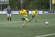 Remon Elshof scoort voor Overwetering in de wedstrijd tegen SV Zwolle | foto: Sikko Cazemier