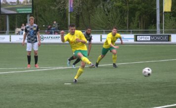 Remon Elshof scoort voor Overwetering in de wedstrijd tegen SV Zwolle | foto: Sikko Cazemier