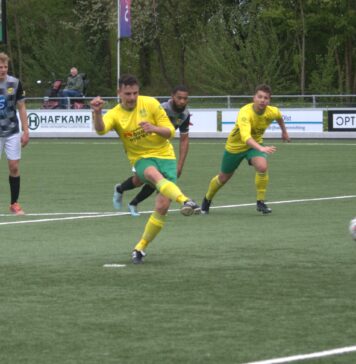 Remon Elshof scoort voor Overwetering in de wedstrijd tegen SV Zwolle | foto: Sikko Cazemier