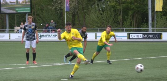 Remon Elshof scoort voor Overwetering in de wedstrijd tegen SV Zwolle | foto: Sikko Cazemier
