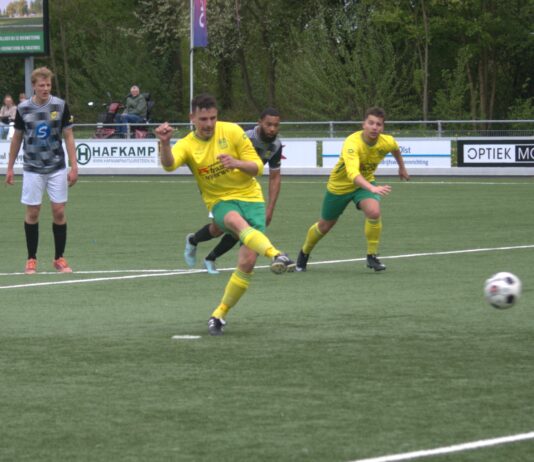 Remon Elshof scoort voor Overwetering in de wedstrijd tegen SV Zwolle | foto: Sikko Cazemier