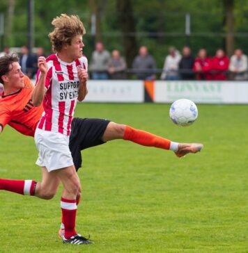 Enter zegeviert aan De Laene Voorwaarts - Enter | Björn Hogeslag in actie - foto Ronny te Wechel