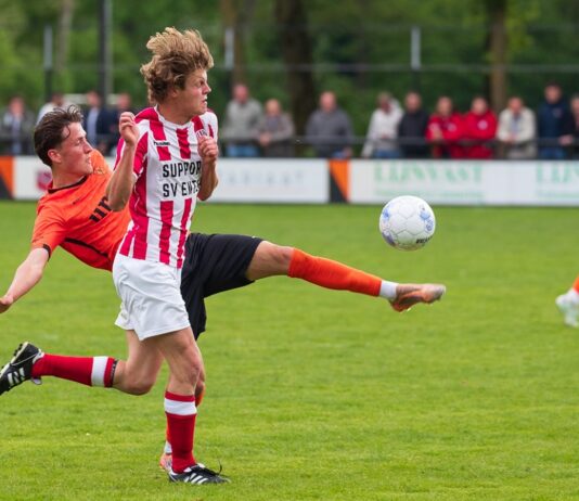 Enter zegeviert aan De Laene Voorwaarts - Enter | Björn Hogeslag in actie - foto Ronny te Wechel