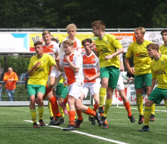 Een prachtige dag voor Sportclub Overwetering Sportclub Overwetering - VV Lemelerveld | foto: Nicole de Ruig