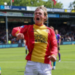 Søren Tengstedt neemt GA Eagles aan de hand langs ADO Blije Deen Tengstedt - Go Ahead Eagles vs. ADO Den Haag 23082026 - Foto: Henny Meyerink