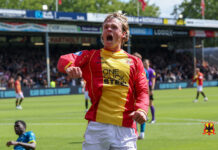 Søren Tengstedt neemt GA Eagles aan de hand langs ADO Blije Deen Tengstedt - Go Ahead Eagles vs. ADO Den Haag 23082026 - Foto: Henny Meyerink