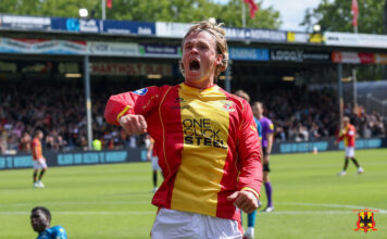 Søren Tengstedt neemt GA Eagles aan de hand langs ADO Blije Deen Tengstedt - Go Ahead Eagles vs. ADO Den Haag 23082026 - Foto: Henny Meyerink