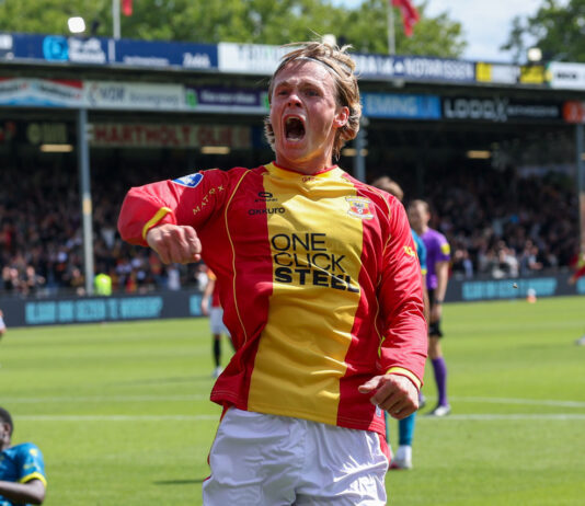 Søren Tengstedt neemt GA Eagles aan de hand langs ADO Blije Deen Tengstedt - Go Ahead Eagles vs. ADO Den Haag 23082026 - Foto: Henny Meyerink