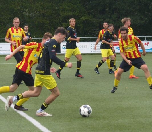Sportclub Overwetering maatje te groot voor buurman Wesepe - Overwetering | foto: Gerrit Krijt