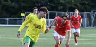 Sportclub Overwetering toont karakter en voetbal Sportclub Overwetering - Hulzense Boys | foto: Nicole de Ruig