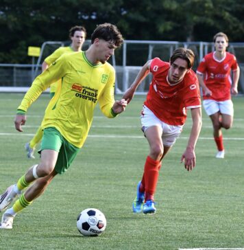 Sportclub Overwetering toont karakter en voetbal Sportclub Overwetering - Hulzense Boys | foto: Nicole de Ruig